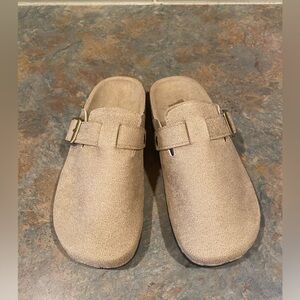 Tan Closed Toe Buckel Slide Shoe Size 6.5 NWOT